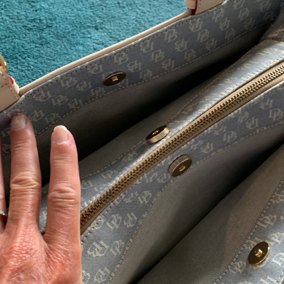 Brand new, never used Dooney & Bourke beige handbag - Picture 6 of 6